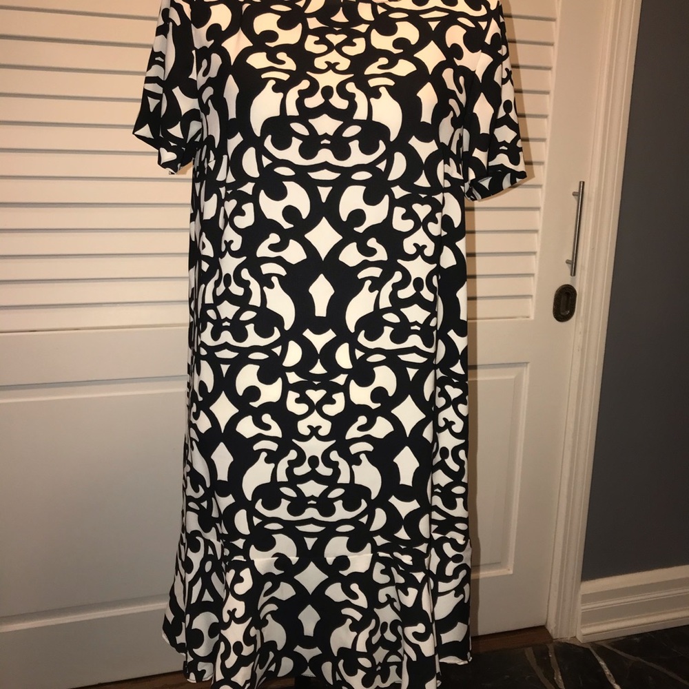 Knee length short sleeve black and white dress